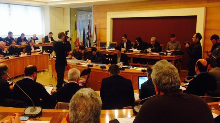 Διαμαρτυρία δανειοληπτών στη συνεδρίαση του Δ.Σ. Λάρισας