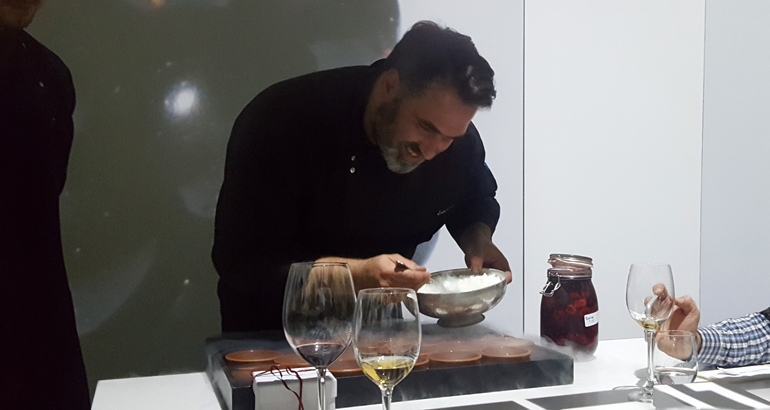 Ο σεφ εργάζεται μπροστά σου και εξηγεί τι κάνει και τι πρόκειται να γευτείς!