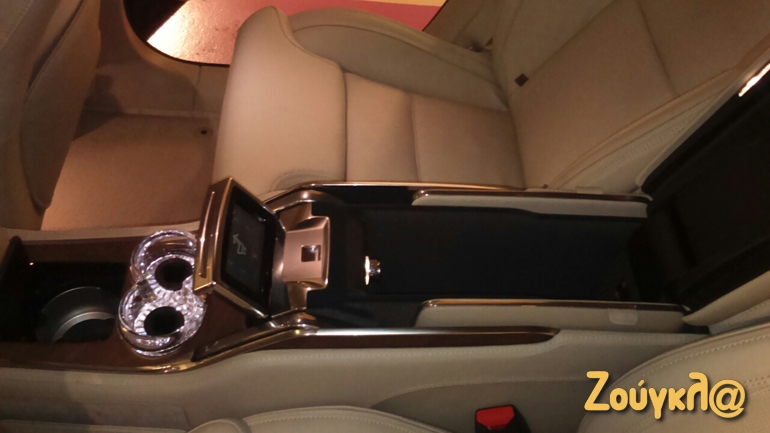 Οθόνη αφής στη διάθεση των πίσω επιβατών και θέσεις για ποτήρια σαμπάνιας!