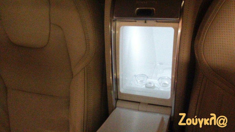 Το ψυγείο βρίσκεται ανάμεσα στα πίσω καθίσματα...