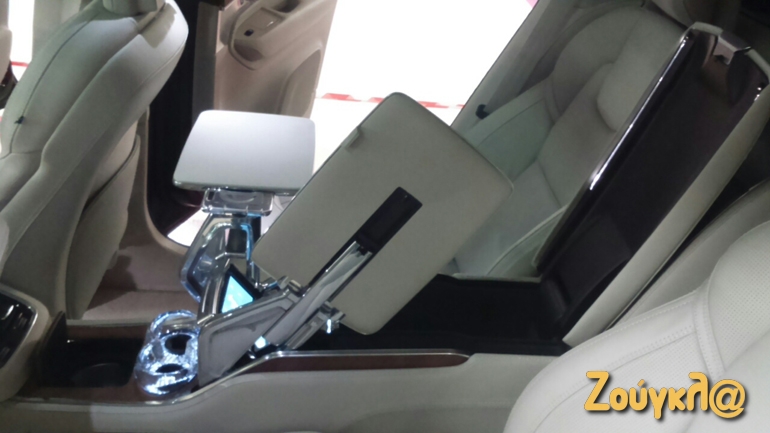 Τα τραπεζάκια θυμίζουν αντίστοιχα σε αεροπλάνα...