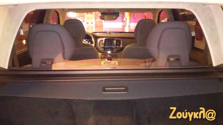 Με τζάμι διαχωρίζεται ο χώρος των επιβατών από τον χώρο των αποσκευών...