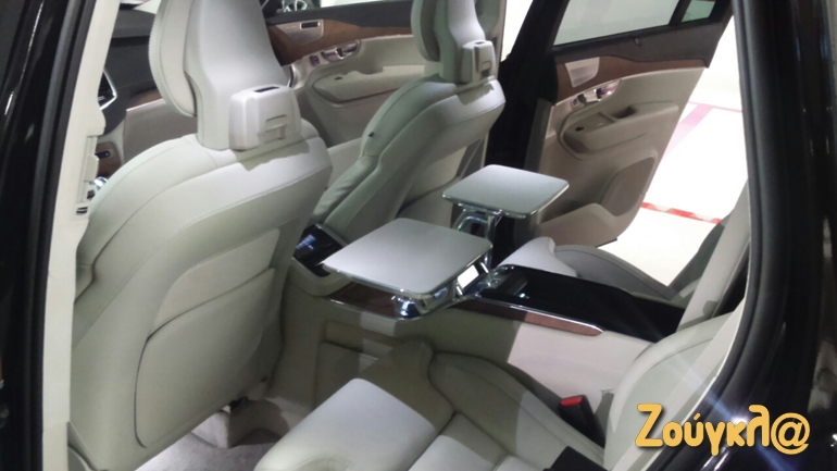 Το εσωτερικό του XC90 Excellence φιλοξενεί τέσσερις επιβάτες...
