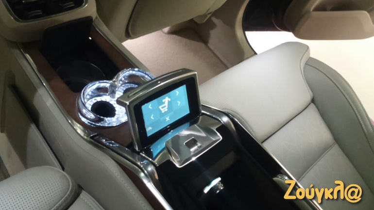 Από αυτήν την οθόνη μπορείς να ρυθμίσεις τα πίσω καθίσματα...