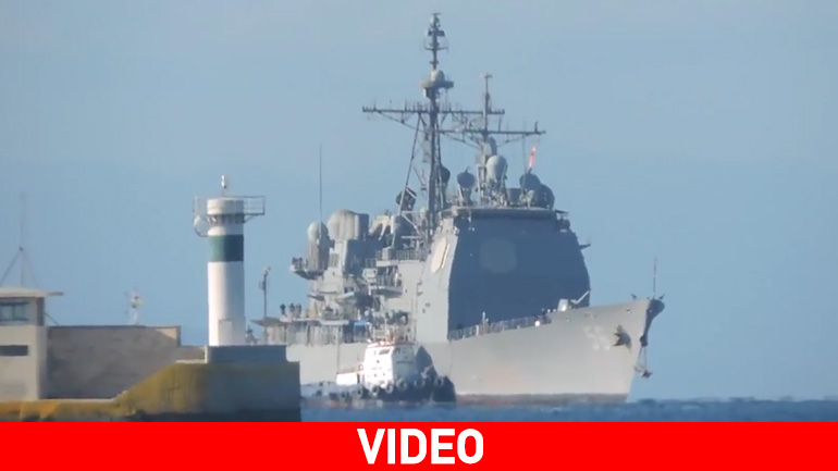 Το USS San Jacinto στο λιμάνι του Πειραιά