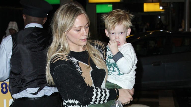 Η Χίλαρι Νταφ απαντά σε κριτική για μια φωτογραφία του instagram που την έδειχνε να φιλάει το παιδί της στα χείλη