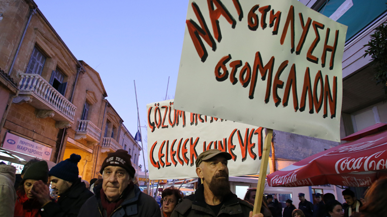 Ελληνοκύπριοι και Τουρκοκύπριοι διαδήλωσαν για την επίλυση του Κυπριακού