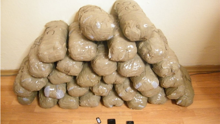 Συνελήφθη με 135 κιλά κάνναβης κρυμμένα σε φορτηγό με πέτρες