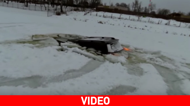 Έσπασε ο πάγος και βρέθηκε στο νερό!