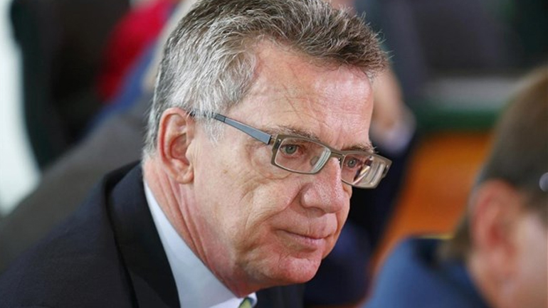 «Βολές» Τόμας ντε Μεζιέρ κατά ελληνικών Αρχών για την υπόθεση του Αφγανού που σκότωσε Γερμανίδα φοιτήτρια