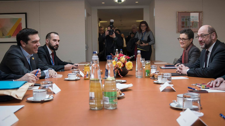 Σουλτς: Απόλυτη στήριξη στις ελληνικές θέσεις