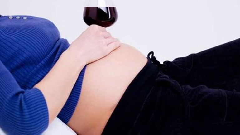 Αλκοόλ και εγκυμοσύνη: Μάθετε τι πραγματικά ισχύει