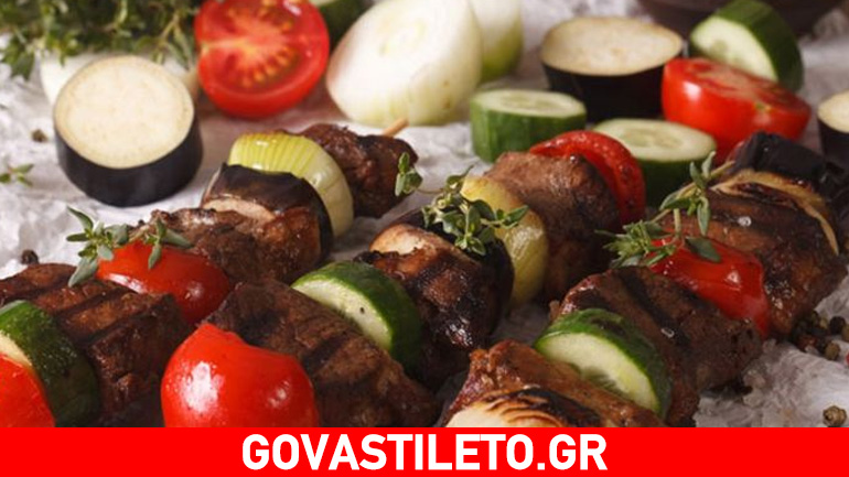 Σουβλάκι αρνιού με λαχανικά και σάλτσα ψητής κόκκινης πιπεριάς