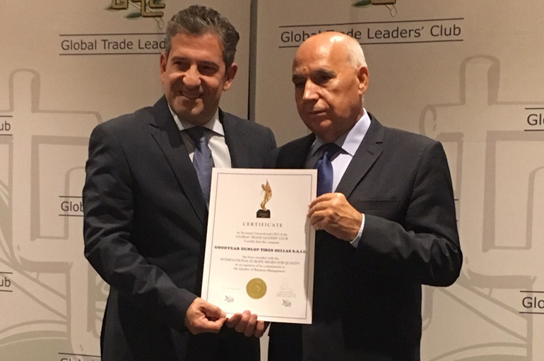 Ο γενικός διευθυντής της Goodyear Dunlop Ελλάς Νίκος Σπανός (αριστερά) παραλαμβάνει το κορυφαίο βραβείο στην τελετή βράβευσης που πραγματοποιήθηκε στο Παρίσι