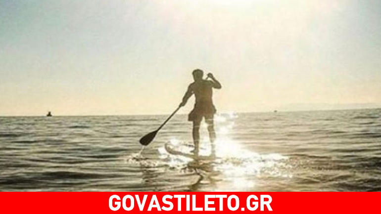 Κρύο-καιρός για θάλασσα: Ο Έλληνας ηθοποιός έβαλε το μαγιό του και πήγε για… σερφ!