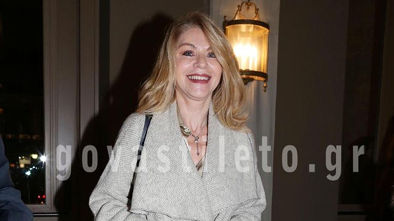 Έλλη Στάη: Κομψή εμφάνιση στο δημοτικό θέατρο Πειραιά