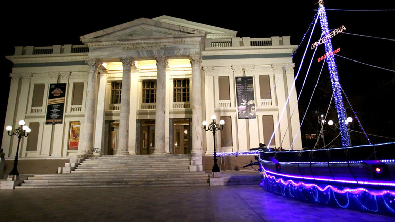 Σε εορταστικούς ρυθμούς ο Πειραιάς