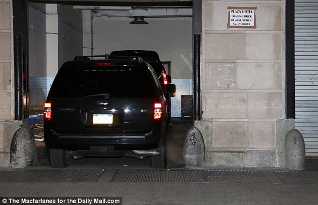 H είσοδος της αυτοκινητοπομπής που μετέφερε τη Χίλαρι Κλίντον στο ξενοδοχείο