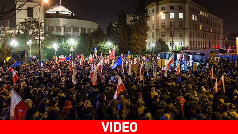 Πολωνία: Διαδηλωτές απέκλεισαν τις εξόδους του κοινοβουλίου