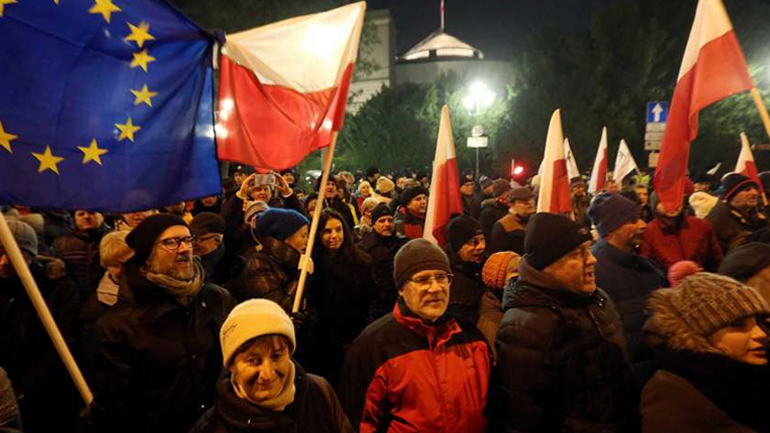 Πολωνία: Με αστυνομική προστασία αποχώρησαν από το κοινοβούλιο ο πρόεδρος του κυβερνώντος κόμματος και η πρωθυπουργός