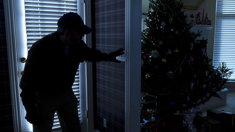 Έκλεψε κοσμήματα από το… ίδιο του το σπίτι!