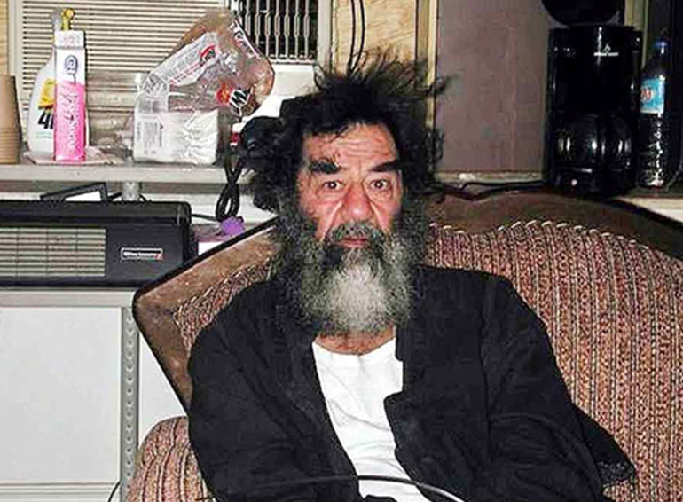 Ο Σαντάμ, αμέσως μετά τη σύλληψή του. Φυσικά και δεν φαίνεται πως του έχουν περάσει χειροπέδες…