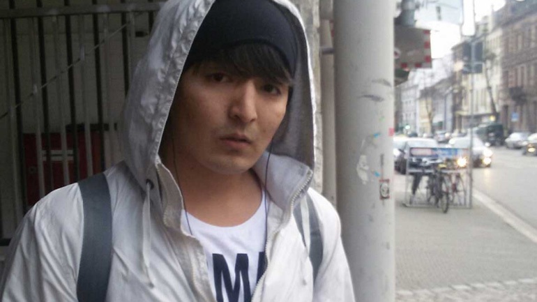 Ειδικοί εκτιμούν ότι ο Αφγανός Χουσείν έχει ψυχολογικά προβλήματα και θεωρούν ότι από πολύ μικρός έκανε χρήση ναρκωτικών και ήταν αλκοολικός