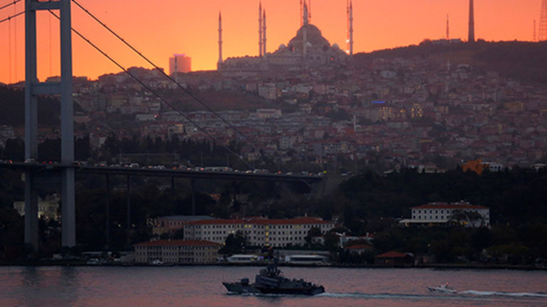 Η ρωσική κορβέτα «Ivanovets» διασχίζει -συνοδευόμενη από σκάφος της τουρκικής ακτοφυλακής- τον Βόσπορο (photo by REUTERS)