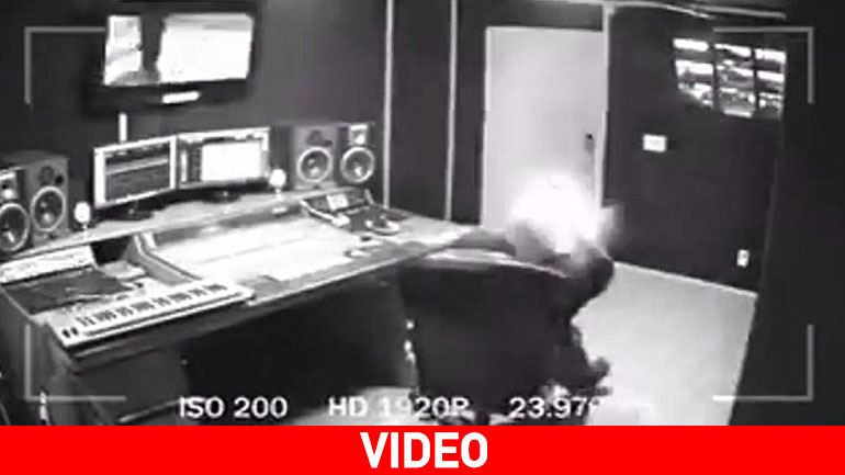 «Είμαι ζωντανός» δηλώνει ο τραγουδιστής CeeLo Green μετά την έκρηξη… κινητού