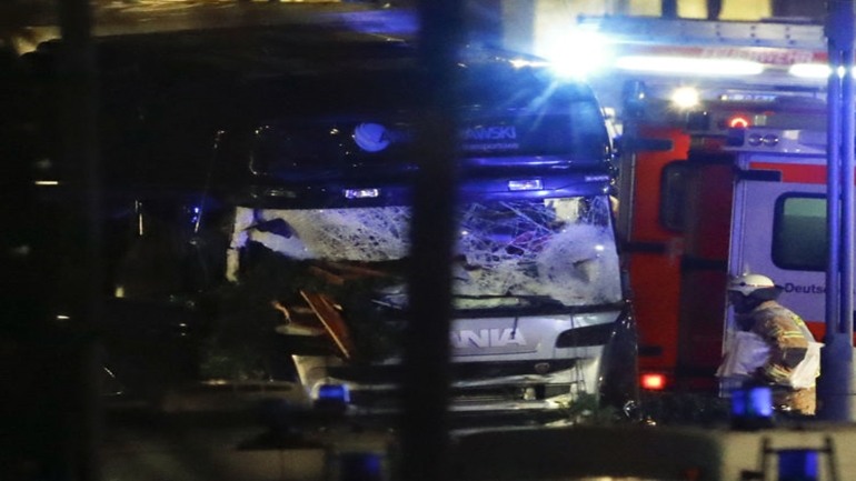 Βερολίνο: Νέα στοιχεία για το φορτηγό που χρησιμοποιήθηκε στην επίθεση – Μαρτυρία σοκ από τον τόπο της τραγωδίας