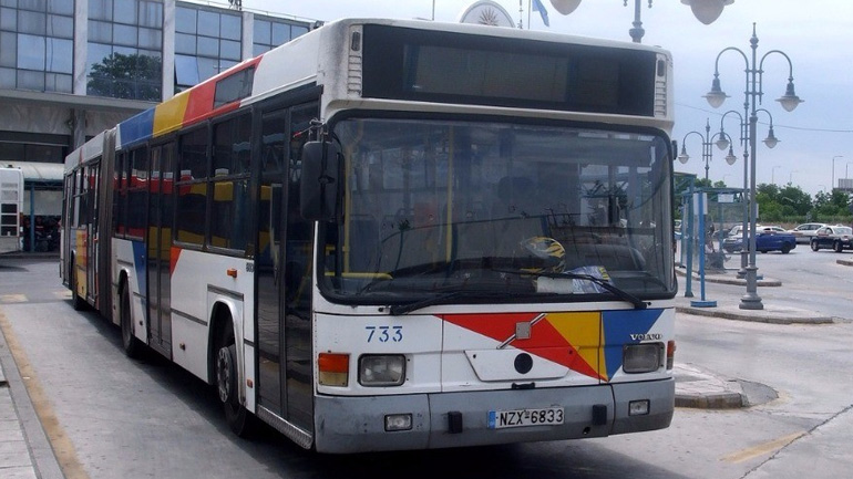 Σύγκρουση δύο Ι.Χ. με λεωφορείο του ΟΑΣΘ Σύγκρουση δύο Ι.Χ. με λεωφορείο του ΟΑΣΘ