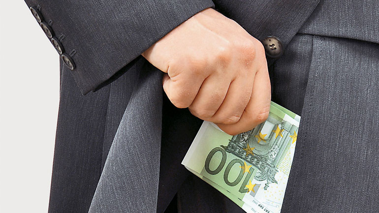 Οργιάζει η φοροδιαφυγή και η «μαύρη εργασία»