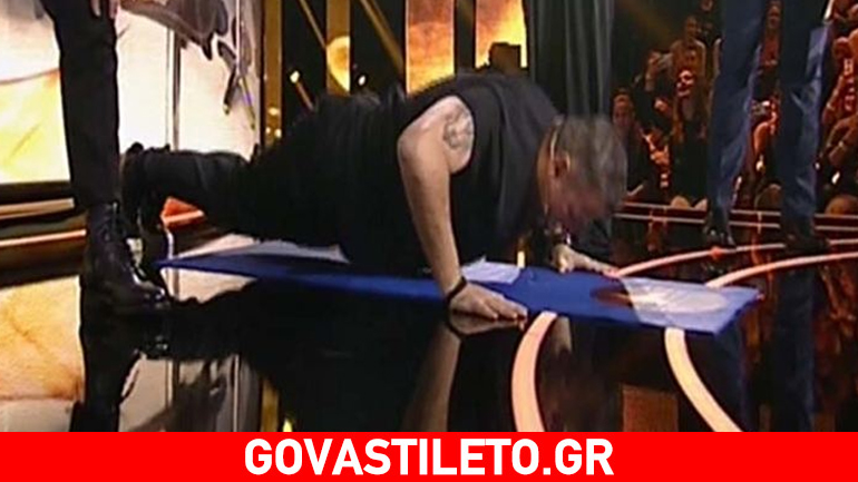 Αντώνης Ρέμος: Τι συνέβη και έκανε κάμψεις στο live του «Rising Star»;