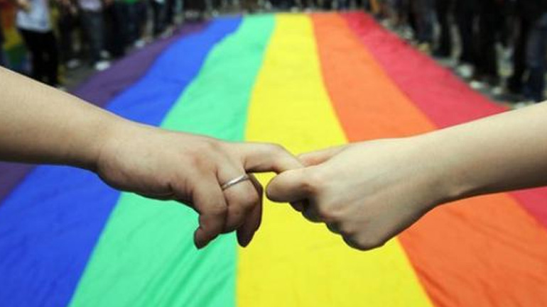 Τα ζευγάρια ομοφυλοφίλων δέχονται πιέσεις για την επισημοποίηση της σχέσης τους