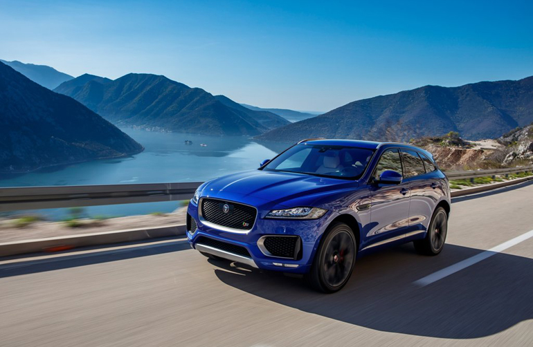 Η νέα Jaguar F-Pace είναι ένα από τα αγαπημένα αυτοκίνητα της Μπίλη Τζώρτζη...