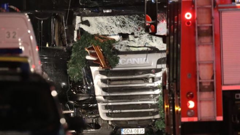 Τρόμος στο Βερολίνο – Υπ. Εσωτ. Γερμανίας: “Δεν θέλω να ψελίσω τη λέξη επίθεση”