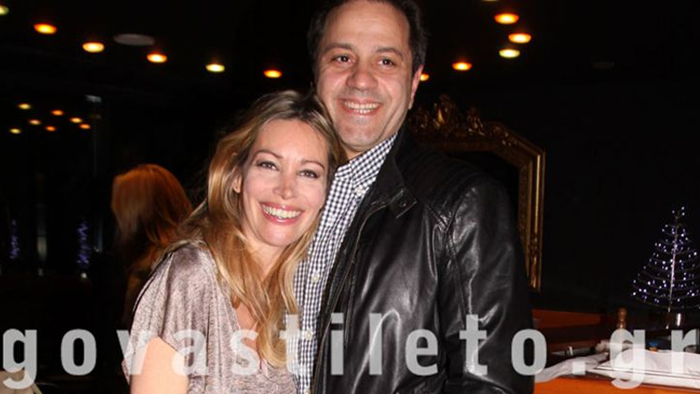 Η εγκυμονούσα Άριελ Κωνσταντινίδη στο θέατρο με τον σύζυγό της