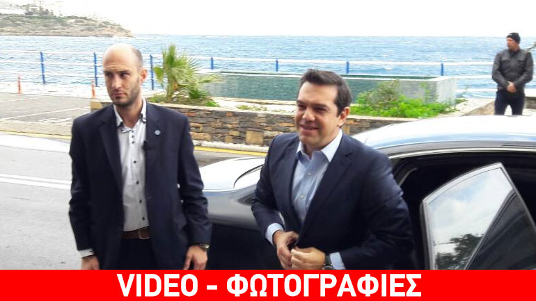 Στον Άγιο Νικόλαο ο Αλέξης Τσίπρας εν μέσω διαμαρτυριών