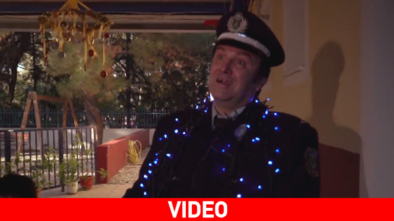 Το χριστουγεννιάτικο Mannequin Challenge της ΕΛ.ΑΣ. Το χριστουγεννιάτικο Mannequin Challenge της ΕΛ.ΑΣ.