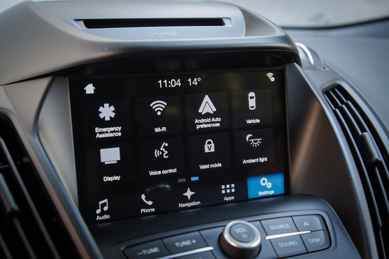 Η οθόνη αφής υψηλής ευκρίνειας που βρίσκεται στην κεντρική κονσόλα δίνει πληροφορίες για τα πάντα ενώ συνδέεται στο... άψε-σβήσε με το κινητό τηλέφωνο