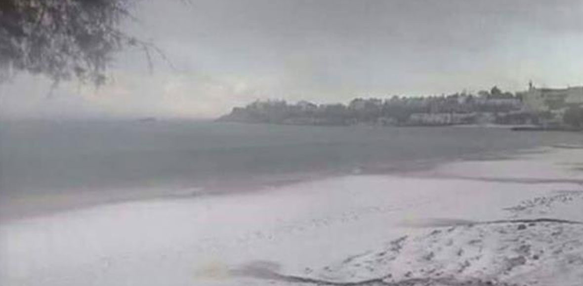 Παραλία καλύφθηκε με χιόνι για πρώτη φορά σε 25 χρόνια