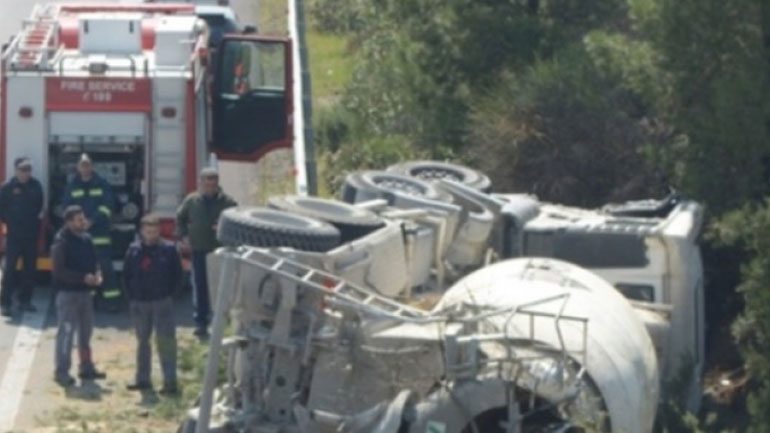 Τροχαίο στην ΠΕΟ Κορίνθου-Πατρών ανάμεσα σε ΙΧ και μπετονιέρα