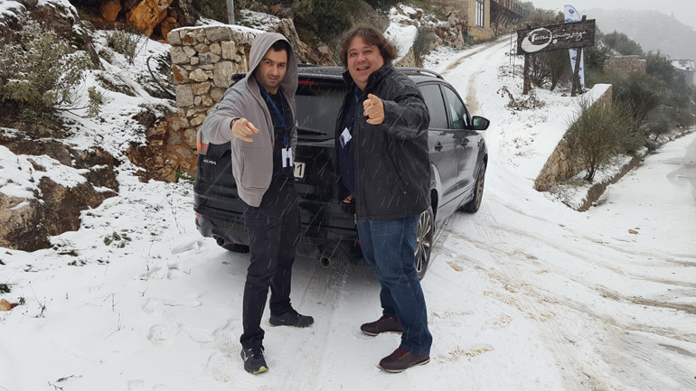 H... επιλογή είναι δική σου! (στην φωτογραφία με τον Πάρι Ποντίκα από το Πρώτο Πρόγραμμα)