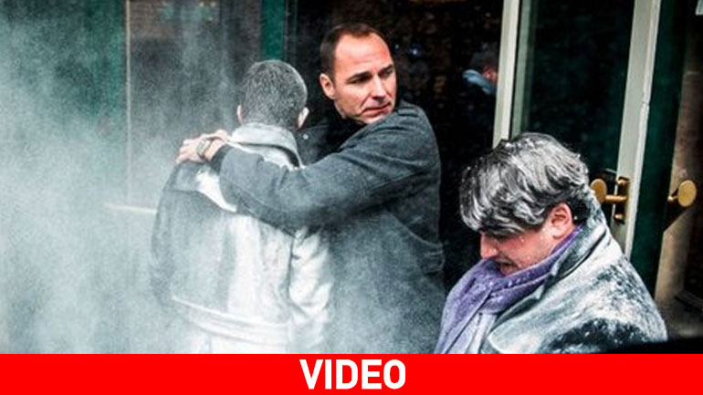 Πέταξαν αλεύρι στον Μανουέλ Βαλς