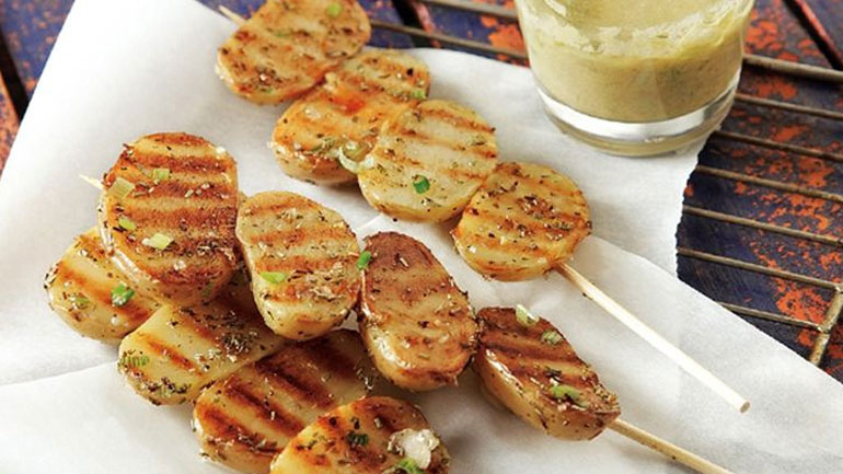 Σουβλάκια πατάτας με σάλτσα μουστάρδας