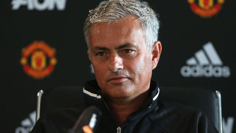 Μουρίνιο: «Θα μείνω πολλά χρόνια στη Γιουνάιτεντ»