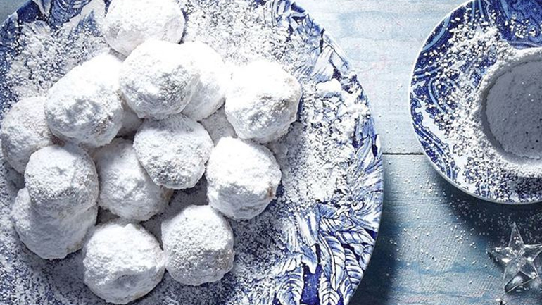 Λαχταριστοί κουραμπιέδες διά χειρός… Άκη Πετρετζίκη