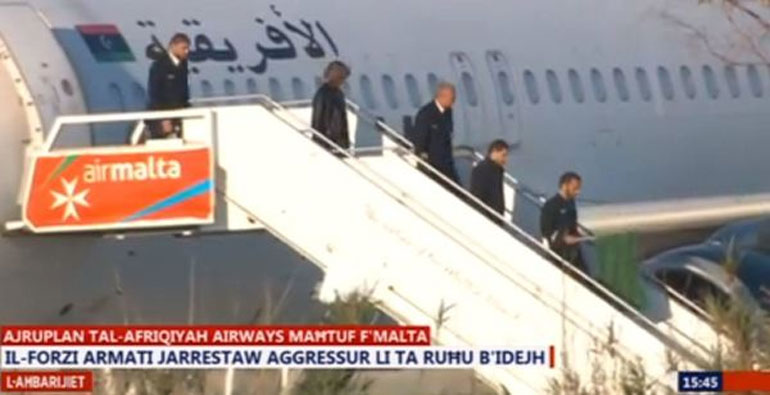 Η εικόνα, όπως μετέδωσε η τηλεόραση της Μάλτας, παρουσιάζει τα μέλη του πληρώματος και τους αεροπειρατές να φεύγουν από το αεροσκάφος
