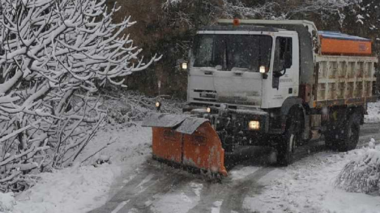 Άνοιξε ο δρόμος Πεντέλης – Ν. Μάκρης, που είχε κλείσει από το χιόνι