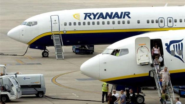 Εργαζόμενος έπεσε από τη σκάλα αεροσκάφους της Ryanair